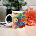 Mug Étude des couleurs | Wassily Kandinsky<br><div class="desc">Étude de couleur, Carrés avec cercles concentrés (1913) | Wassily Kandinsky’s Color Study : Carrés avec cercles concentrés est une exploration dynamique de la couleur et de la forme, avec une grille de carrés remplis de cercles concentriques dans une gamme de teintes audacieuses et contrastées. Chaque carré contient des combinaisons...</div>