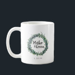 Mug Eucalyptus Berry Botancial Mère de la chambre<br><div class="desc">Le design botanique présente une couronne d'eucalyptus vert sauge mêlée de baies privées bleu marine. Mère de la chambre est écrite au centre. Votre date de mariage ci-dessous. Elles sont également disponibles pour la mariée, pour la servante d'honneur, mère de la mariée et fille aux fleurs. Achetez-en un pour chaque...</div>