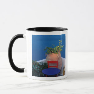 Mug Europe, Grèce, Santorin. Terrasse avec vue sur la