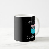 Mug Expert dans Koala Tea Pun Contrôle Qualité Gestion (Devant droit)