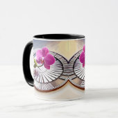 Mug Exquise orchidée rose repose sur une plaque d'arge (Devant gauche)