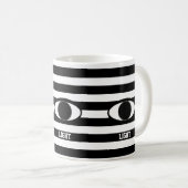 Mug Eye Abstrait élégant sur noir et blanc rayé (Devant droit)