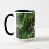 Mug F2 Abeille sur fleurs sauvages violettes (Gauche)