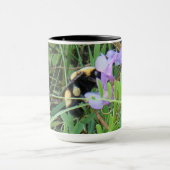 Mug F2 Abeille sur fleurs sauvages violettes (Centre)