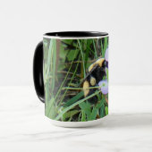Mug F2 Abeille sur fleurs sauvages violettes (Devant gauche)