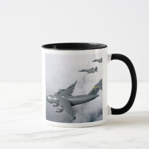 Mug F-15B Eagles escorte le premier C-17 basé à Hawaï