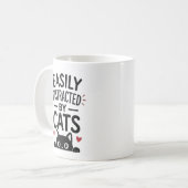 Mug Facilement Distrait Par Les Chats Citation Amusant (Devant gauche)