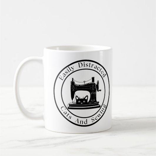 Mug Facilement Distrait Par Les Chats Et La Couture (Gauche)