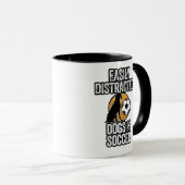 Mug Facilement distrait par les chiens et le football (Devant droit)