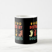 Mug Facilement Distrait Par Les Chiens Et Les Plantes (Centre)
