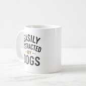 Mug Facilement Distrait Par Les Chiens Typographie En  (Devant gauche)