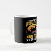 Mug Facilement distrait par rétro chien Airedale Terri (Devant gauche)