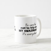 Mug Fais attention de ne pas trébucher sur mon étonnem (Devant droit)