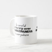 Mug Fais attention de ne pas trébucher sur mon étonnem (Devant gauche)