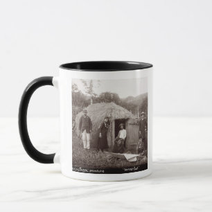 Mug Faisant Tappa, un tissu indigène, c.1875 (photo d
