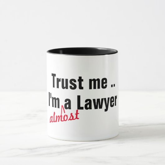 Mug Faites-moi confiance Je Suis Presque Avocat Droit  (Centre)
