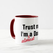 Mug Faites-moi confiance, je suis presque docteur en s (Devant gauche)