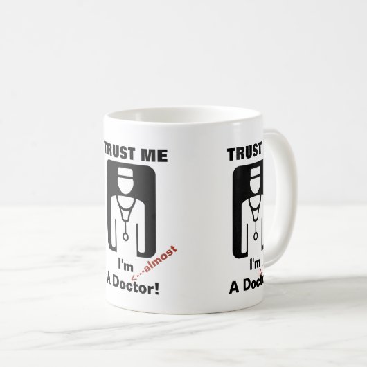 Mug Faites-moi confiance je suis presque un docteur (Devant droit)