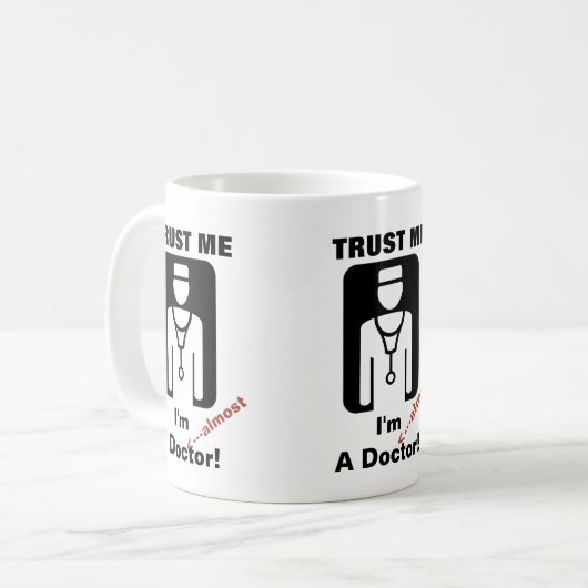 Mug Faites-moi confiance je suis presque un docteur (Devant gauche)