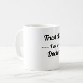 Mug Faites-moi confiance je suis un docteur (Devant gauche)