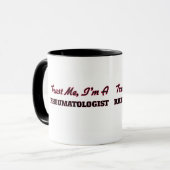 Mug Faites-moi confiance je suis un rhumatologue (Devant gauche)