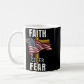 Mug Faith Over Fear Christian Cross American Flag Tee (Gauche)