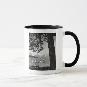 Mug Famille ayant le pique-nique par des montagnes de