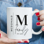Mug Famille de photos personnalisées Monogramme modern<br><div class="desc">Monogramme famille moderne noir et blanc monochrome élégant élégant photo assorti cadeau de famille. Idéal pour les réunions de famille,  les vacances,  les fêtes d'anniversaire et de Noël.</div>