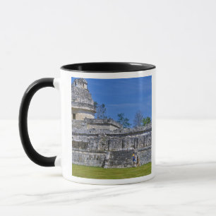 Mug Famille de touristes passant devant un ancien Maya