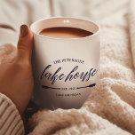Mug Family Lake House Location Nautique Décor Personna<br><div class="desc">Commencez chaque journée avec un goût de bonheur au bord de la plage avec cette tasse à café personnalisée, conçue pour apporter le charme confortable de votre retraite côtière préférée directement dans vos mains. Avec un arrière - plan bleu marine classique et des détails rustiques d'inspiration vintage, cette tasse est...</div>