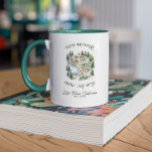 Mug Family Lake House | Monogramme de la carte cabine<br><div class="desc">Célébrez les souvenirs de famille chéris avec cette maison Family Lake | Carte cabine Monogram Mug. Doté d'une carte minutieusement illustrée de votre maison de lac ou de votre cabine, cette tasse personnalisée apporte la chaleur de votre lieu de vacances directement dans votre maison. Idéal pour un matin agréable ou...</div>