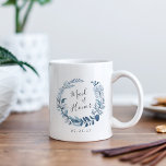 Mug Far Azure Maid of Honor<br><div class="desc">Un cadeau sucré et élégant pour votre servante d'honneur, notre tasse personnalisée est dotée d'une couronne botanique d'aquarelle bleue et blanche avec "servante d'honneur" inscrite à l'intérieur en écriture manuscrite. Personnalisez avec votre date de mariage en dessous. Prenez un set pour toute votre fête de mariée pour une photo parfaite...</div>