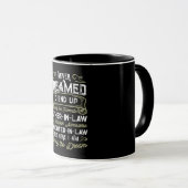 Mug Far In Law Of A Freaking Awesome Daughter (Devant droit)