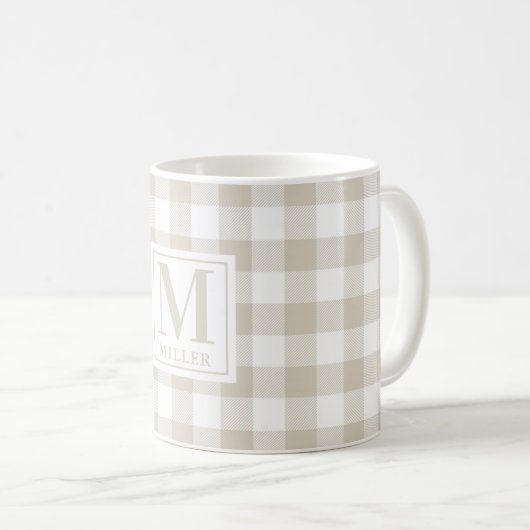 Mug Farmhouse Beige Buffalo Check Nom de famille Monog (Devant droit)
