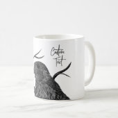 Mug Faucon pèlerin dans les branches de l'arbre avec é (Devant droit)
