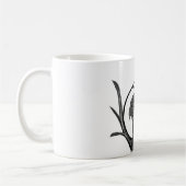 Mug Faucon pèlerin dans les branches de l'arbre avec é (Gauche)