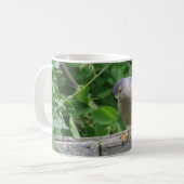 Mug Faucon Shinned par dièse observant votre jardin (Devant gauche)