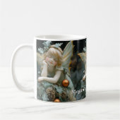 Mug Fée de Noël endormie avec cônes de pin et houx (Gauche)