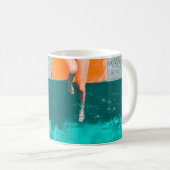 Mug Femme allongée au bord de la piscine le matin (Devant droit)