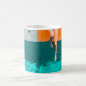 Mug Femme allongée au bord de la piscine le matin (Centre)