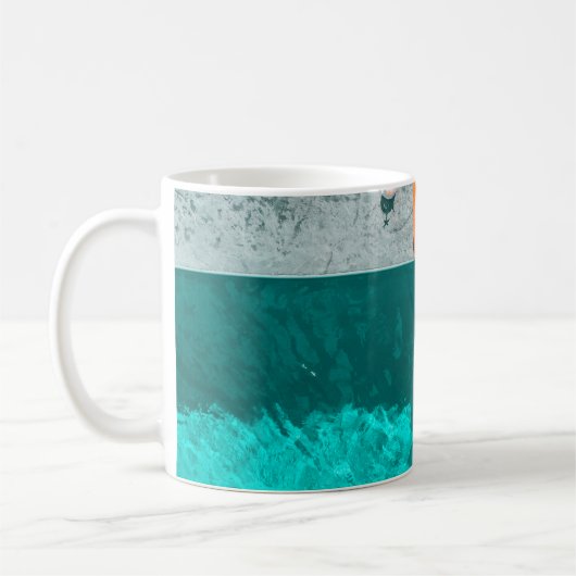 Mug Femme allongée au bord de la piscine le matin (Gauche)