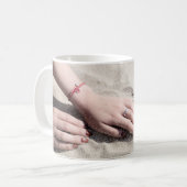 Mug Femme allongée sur le sable blanc (Devant gauche)