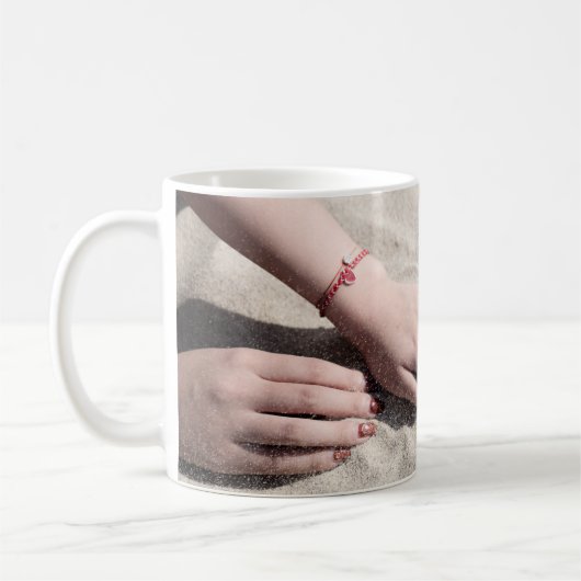 Mug Femme allongée sur le sable blanc (Gauche)