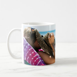 Mug Femme allongée sur une chaise longue qui couvre s