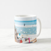 Mug Femme allongée sur une chaise longue qui couvre so (Devant droit)