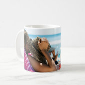 Mug Femme allongée sur une chaise longue qui couvre so (Devant gauche)