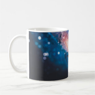 MUG FEMME COUVRANT SON VISAGE À L'AIDE DE LA MAIN DROI