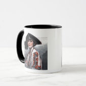 Mug Femme dans le chemisier brodé (Devant gauche)