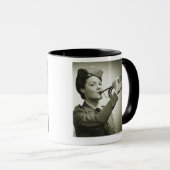 Mug Femme dans l'uniforme de soldat (Devant droit)