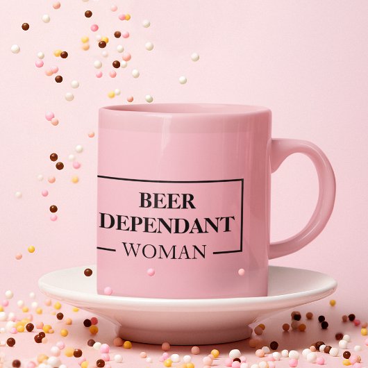 Mug Femme Dépendante de la bière moderne Citation rose